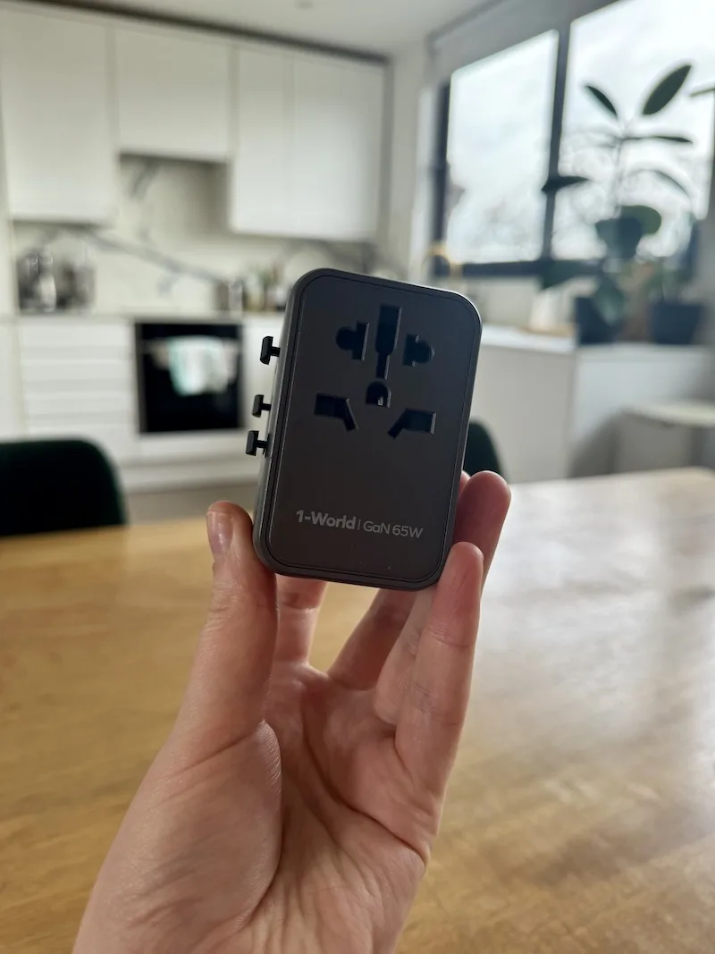 MOMAX Universal Travel Adaptor