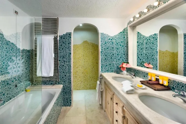 Hotel-Romazzino-bathroom