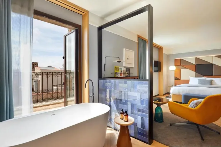 Kimpton-Vividora-Hotel-an-IHG-Hotel-balcony-suite-1