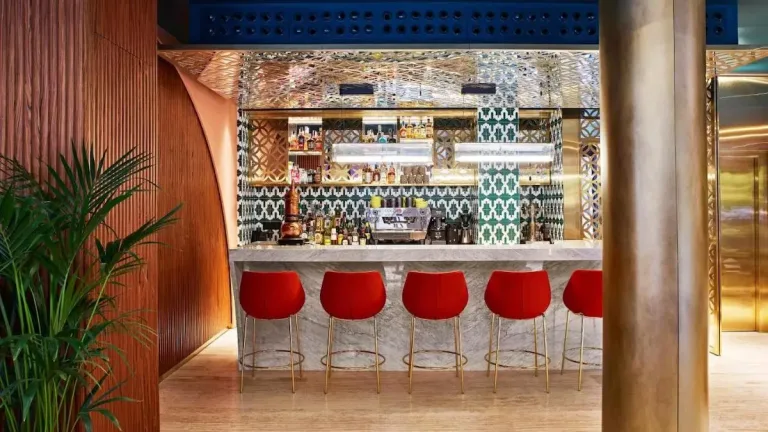 Kimpton-Vividora-Hotel-an-IHG-Hotel-bar
