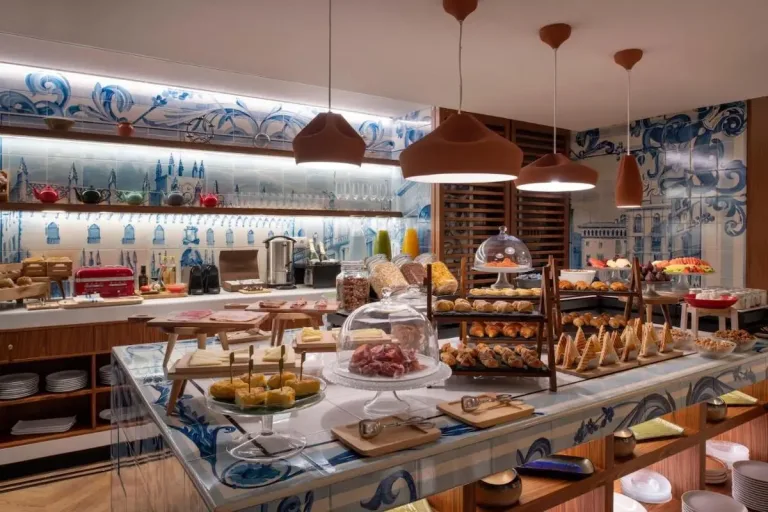 Kimpton-Vividora-Hotel-an-IHG-Hotel-breakfast