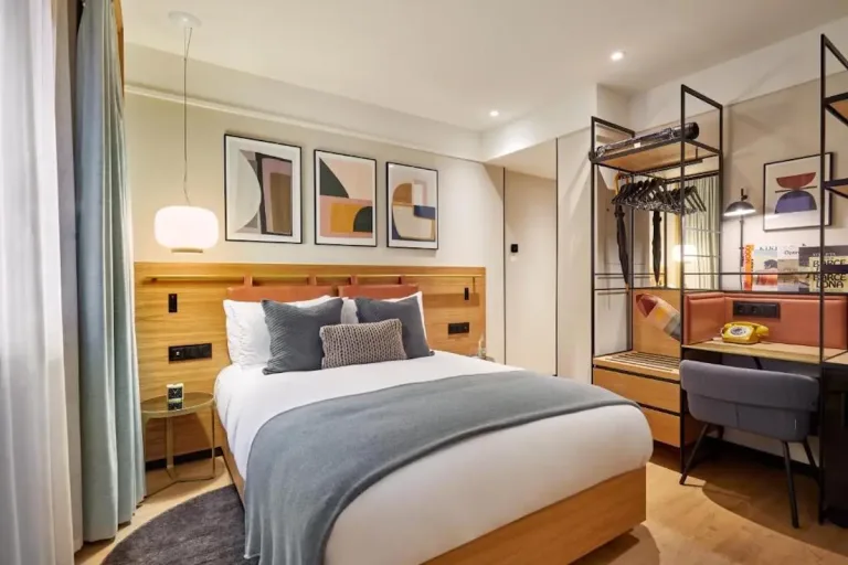 Kimpton-Vividora-Hotel-an-IHG-Hotel-queen-room