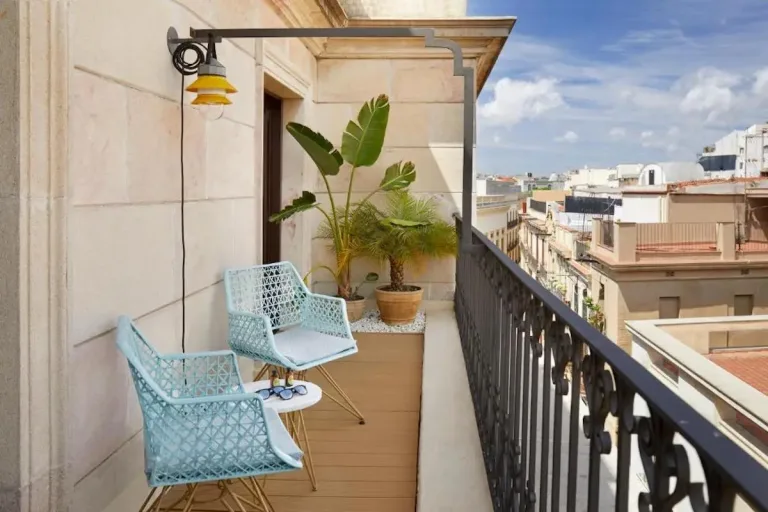Kimpton-Vividora-Hotel-an-IHG-Hotel-room-balcony