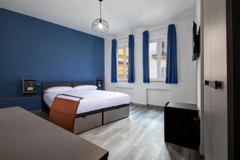 rome hello hostel bedroom