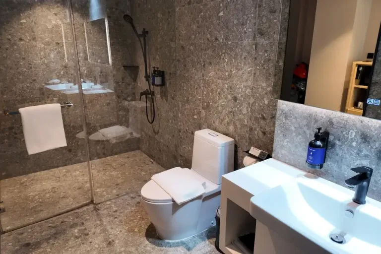 Travelodge Nimman Hotel Chiang Mai bathroom