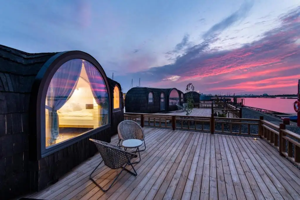 Cabin at sunset at Iglupark Tallinn