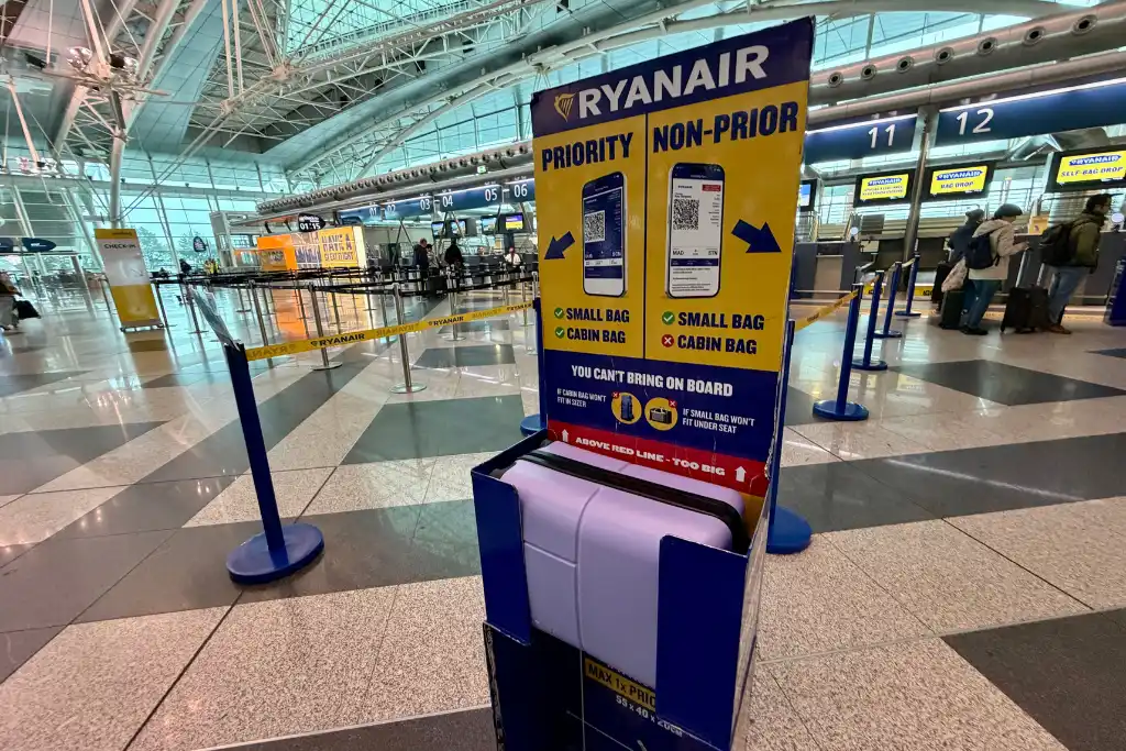 WOW Travel suitcase in the ryanair baggage sizer