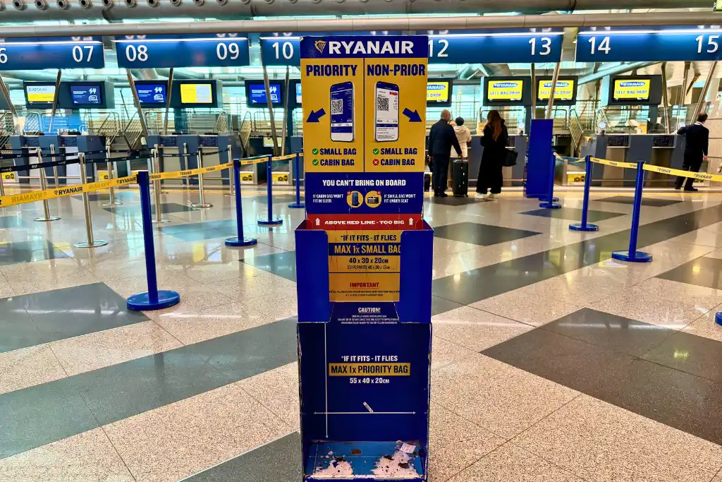 empty baggaze sizer at porto airport