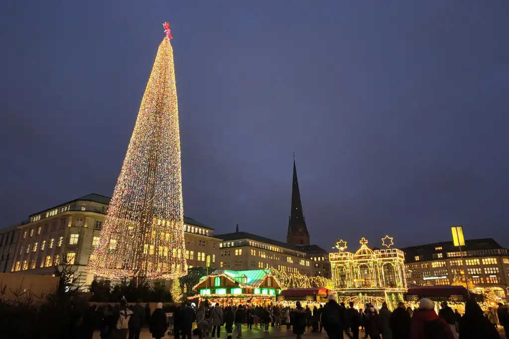 Hamburger Weihnachtsmarkt at night