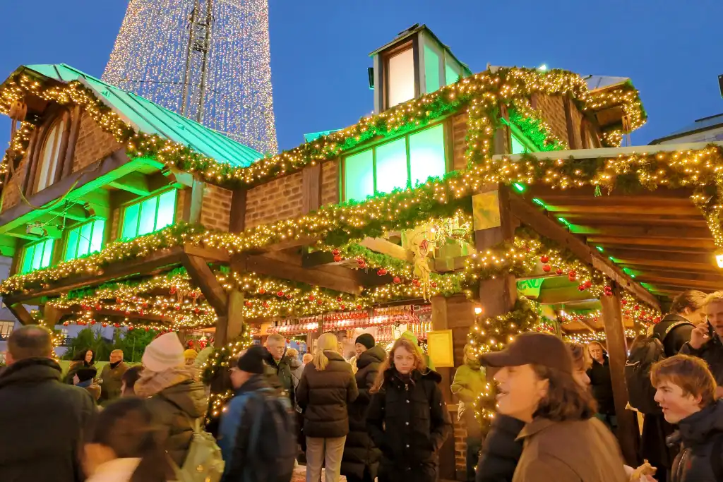 Stalls at Hamburger Weihnachtsmarkt at night