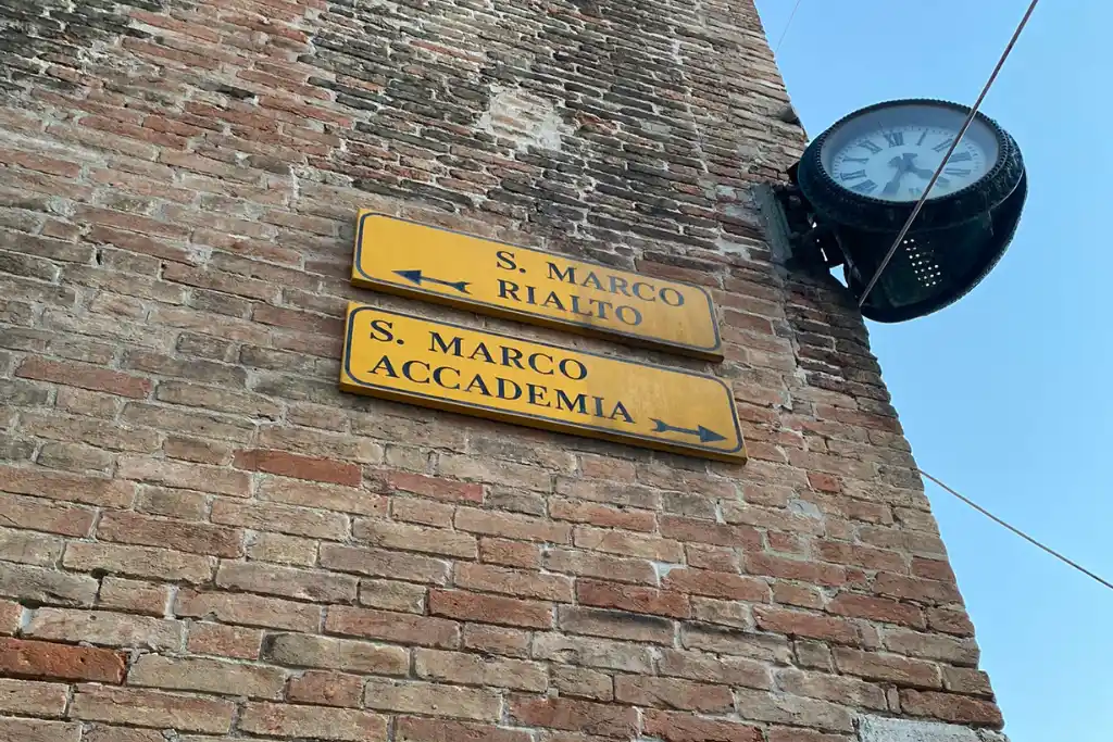 Yellow signs in Venice