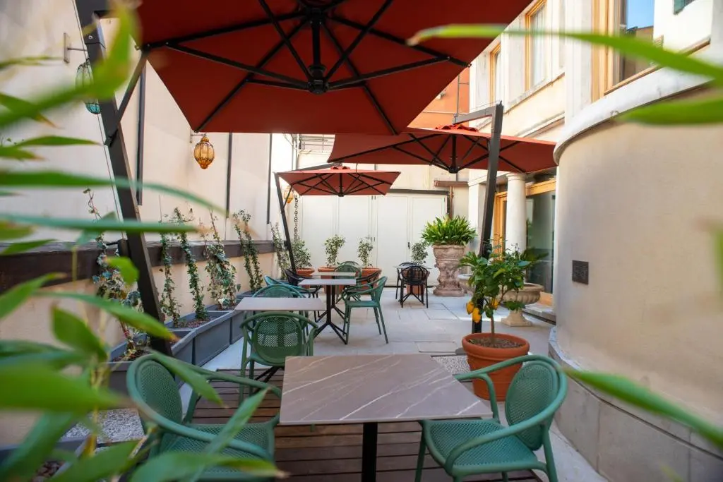 Palazzina Fortuny venice courtyard