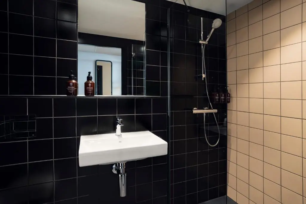 The Social Hub Porto bathroom