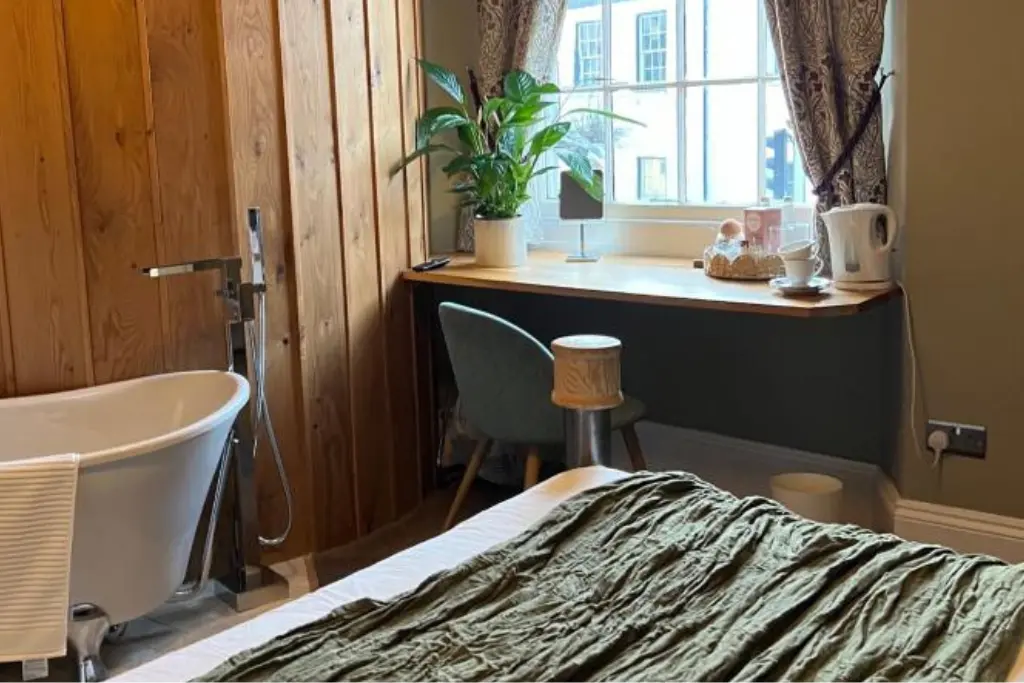 The Roost Cullumpton Devon deluxe double room The Silkie