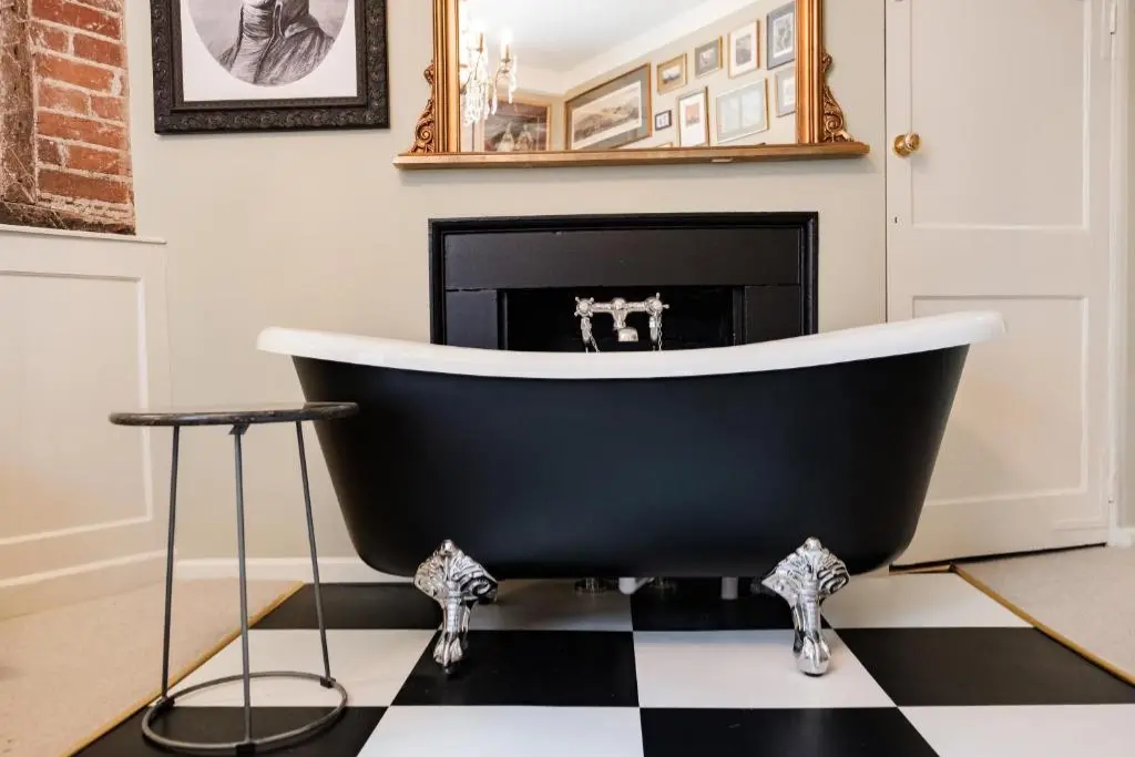 bathtub at the Wykeham Arms Winchester