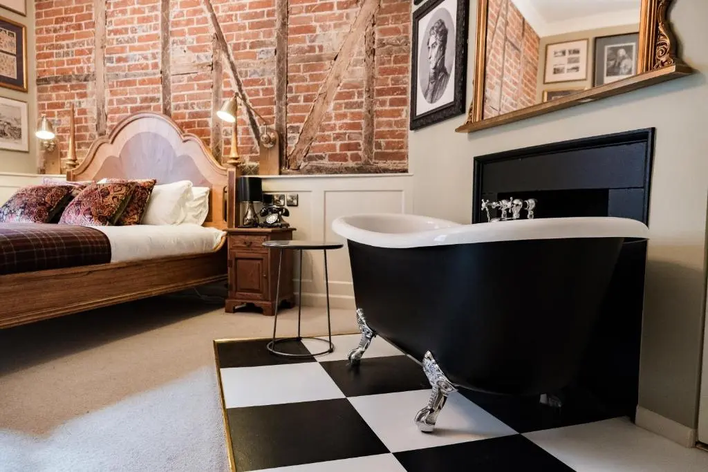 bathtub in the Suite at the Wykeham Arms Winchester