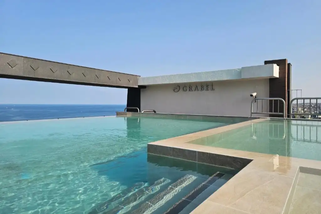 Grabel Hotel Jeju swimming pool on roof