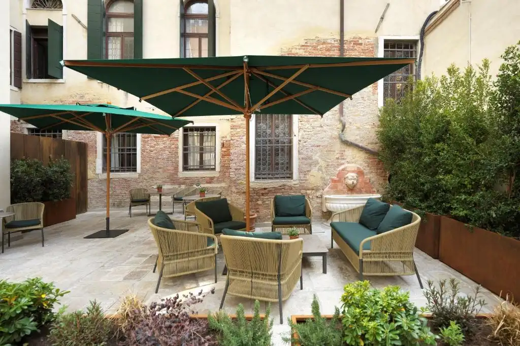 Palazzo Keller Venice garden