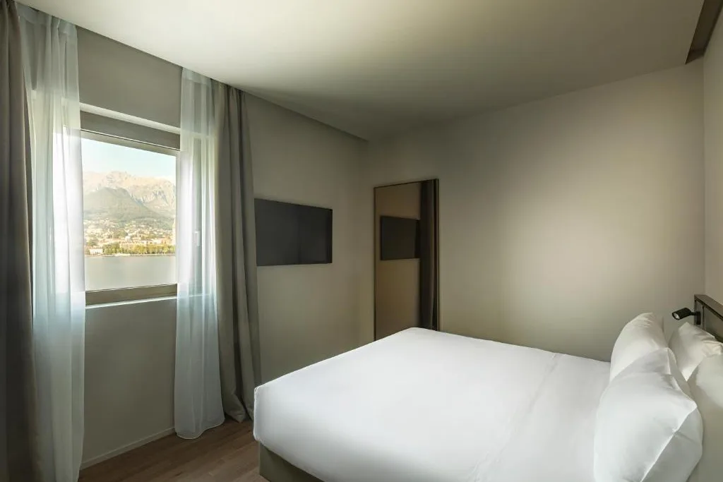 Hotel Promessi Sposi Malgrate Como bedroom with lake view