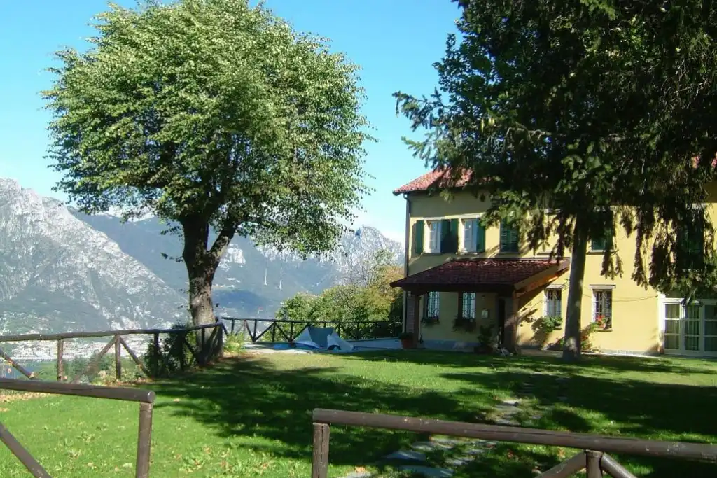 Antica Locanda La Tinara del Belvedere exterior and lake annone
