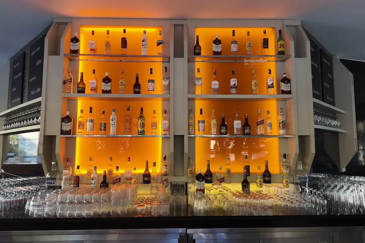 Akka Antedon Pool Bar