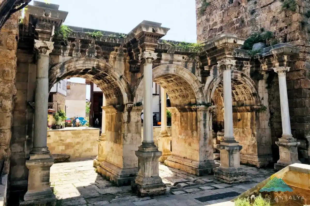 Hadrian's Gate, Antalya